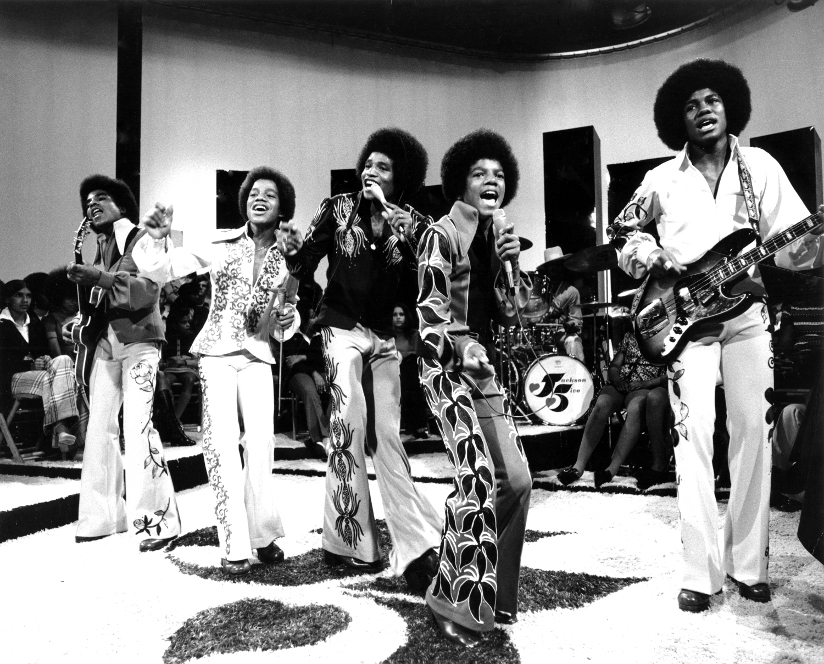 Svart-hvitt fotografi av The Jackson 5 – Tito Jackson, Marlon Jackson, Jackie Jackson, Michael Jackson og Jermaine Jackson – som opptrer i et TV-program i 1973.