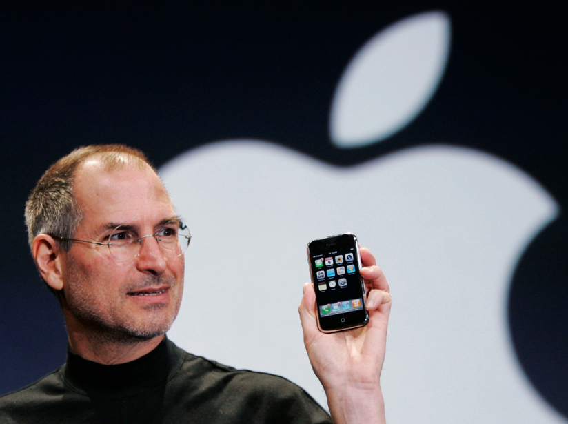 Fotografi med nærbilde av Steve Jobs som viser fram den første utgaven av iPhone i 2007.