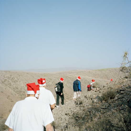 Fotografi av nordmenn med røde nisseluer som vandrer i fjellet i Syden.