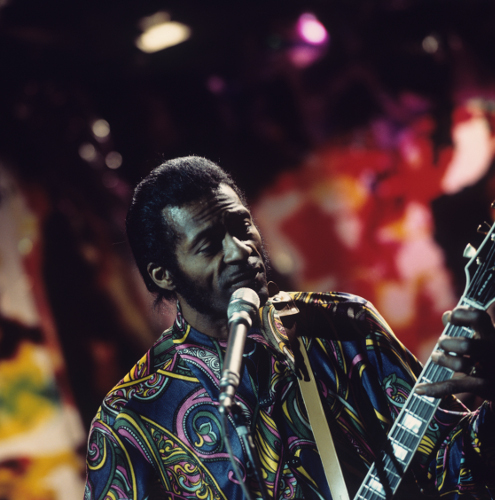 Fotografi av Chuck Berry – amerikansk sanger og gitarist – som opptrer på et engelsk TV-program i 1972.