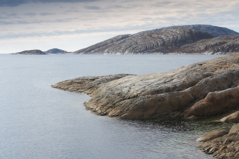 Fotografi av stille hav og svaberg.