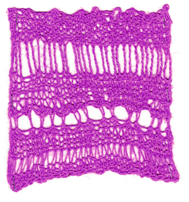 Fotografi av et strikketøy hvor mønster er et resultat av at masker har blitt dratt, at man har benyttet to kast for hver maske og brukt tykke pinner i deler av strikkingen.