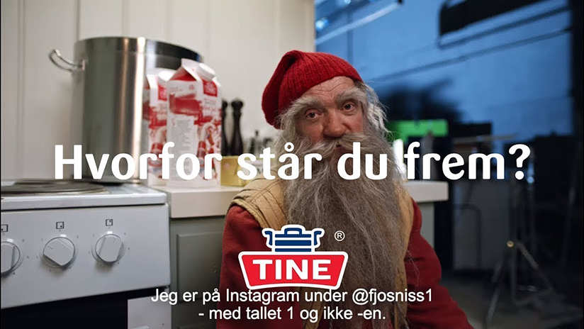 Stillbilde hentet fra en reklamefilm som markedsfører melk. Produktet vises fram av en fjøsnisse og sendes på TV før jul.