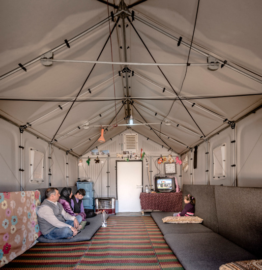 Fotografi av interiør fra et Better Shelter-hus. Huset – som kan minne om et telt – gir flyktninger et midlertidig hjem mens de gjenoppbygger sine opprinnelige bosteder som er ødelagt av krig eller naturkatastrofer.