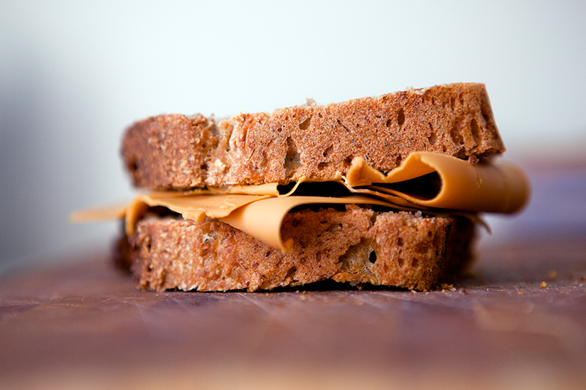 Fotografi som viser en matpakke med brødskiver og brunost.