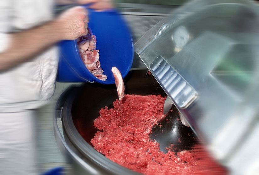 Fotografi av kjøtt som kvernes til kjøttdeig.