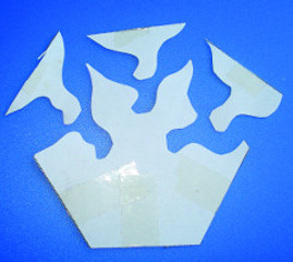 Illustrasjon som viser hvordan en likesidet sekskant er klippet i fire ulike deler etter en mønstertegning, mot blå bakgrunn.
