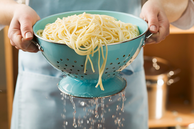 Fotografi av pasta som siles etter koking.